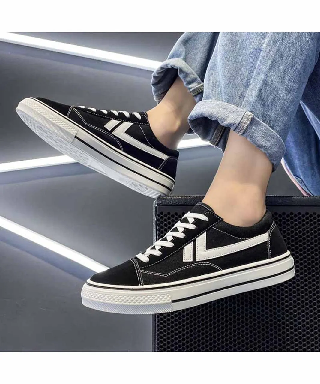 Black canvas stripe pattern lace up shoe sneaker