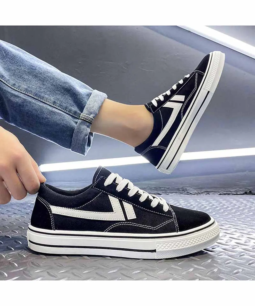 Black canvas stripe pattern lace up shoe sneaker