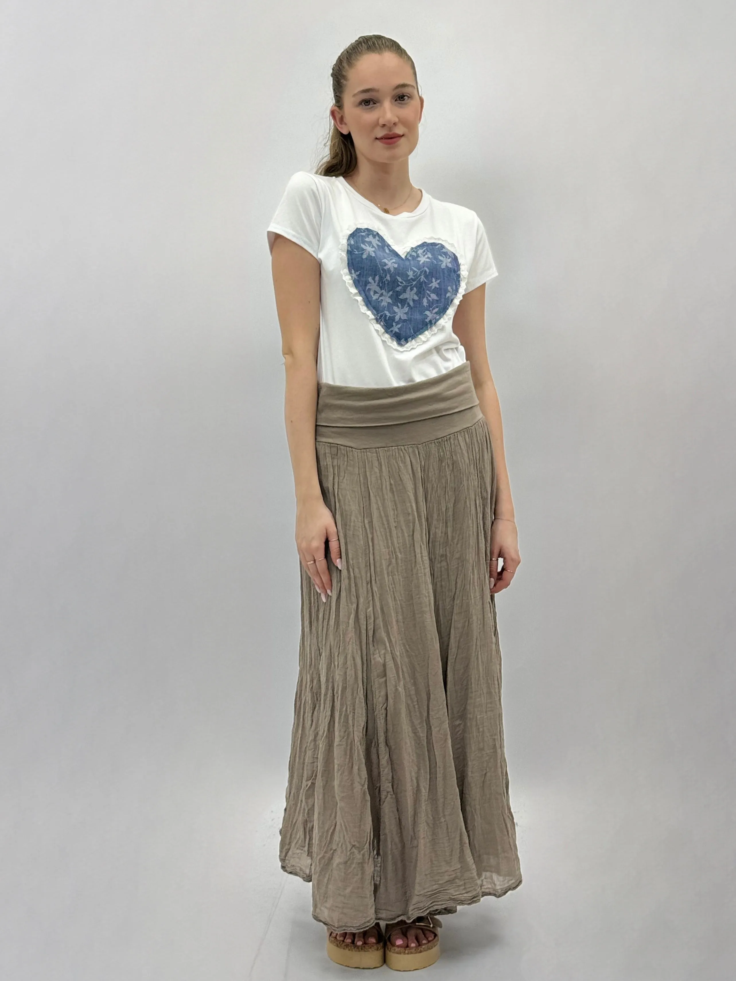 T-shirt in cotone con cuore in denim