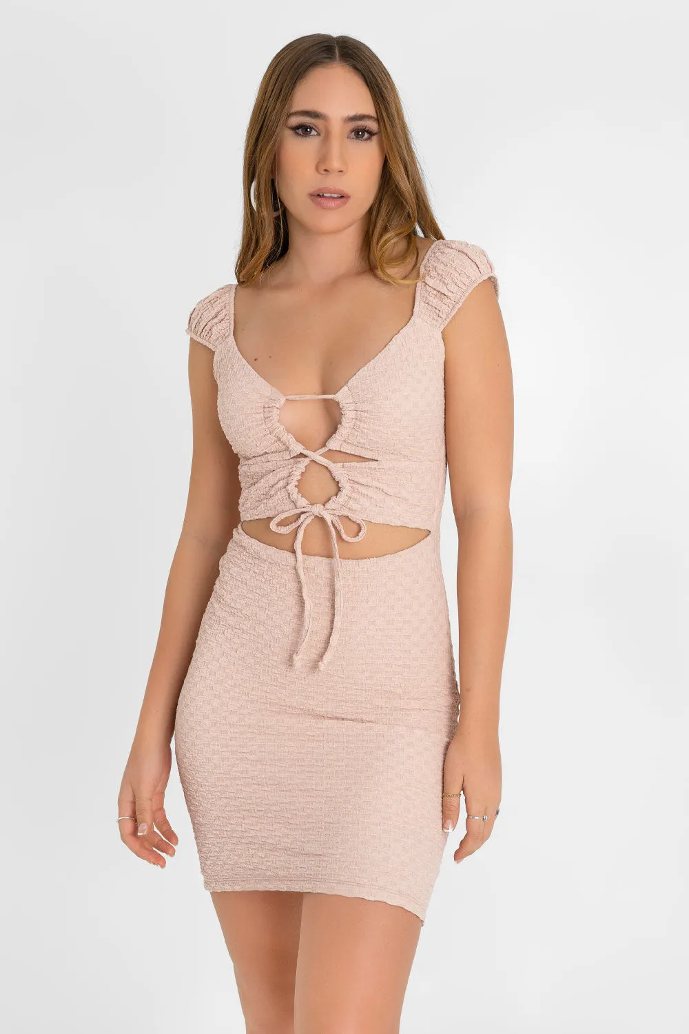 Vestido ajustado escote con lazado cut outs